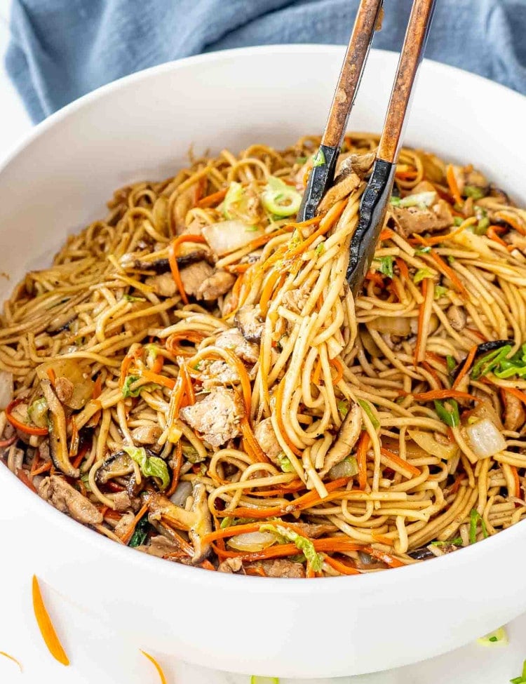 freshly made chicken lo mein in a big white bowl.